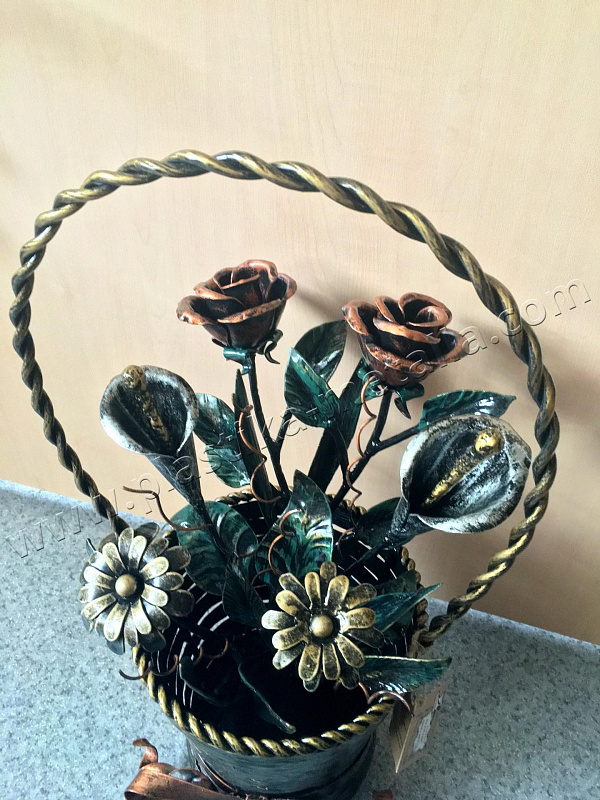 Кованые цветы в корзине